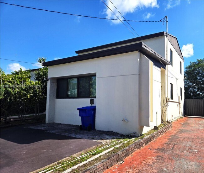 323 SW 31st Ct in Miami, FL - Building Photo - Building Photo