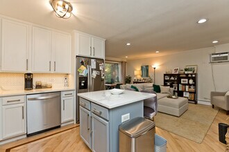 4136 N California Ave, Unit 304 in Chicago, IL - Building Photo - Building Photo