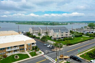 1332 Ocean Ave in Sea Bright, NJ - Foto de edificio - Building Photo