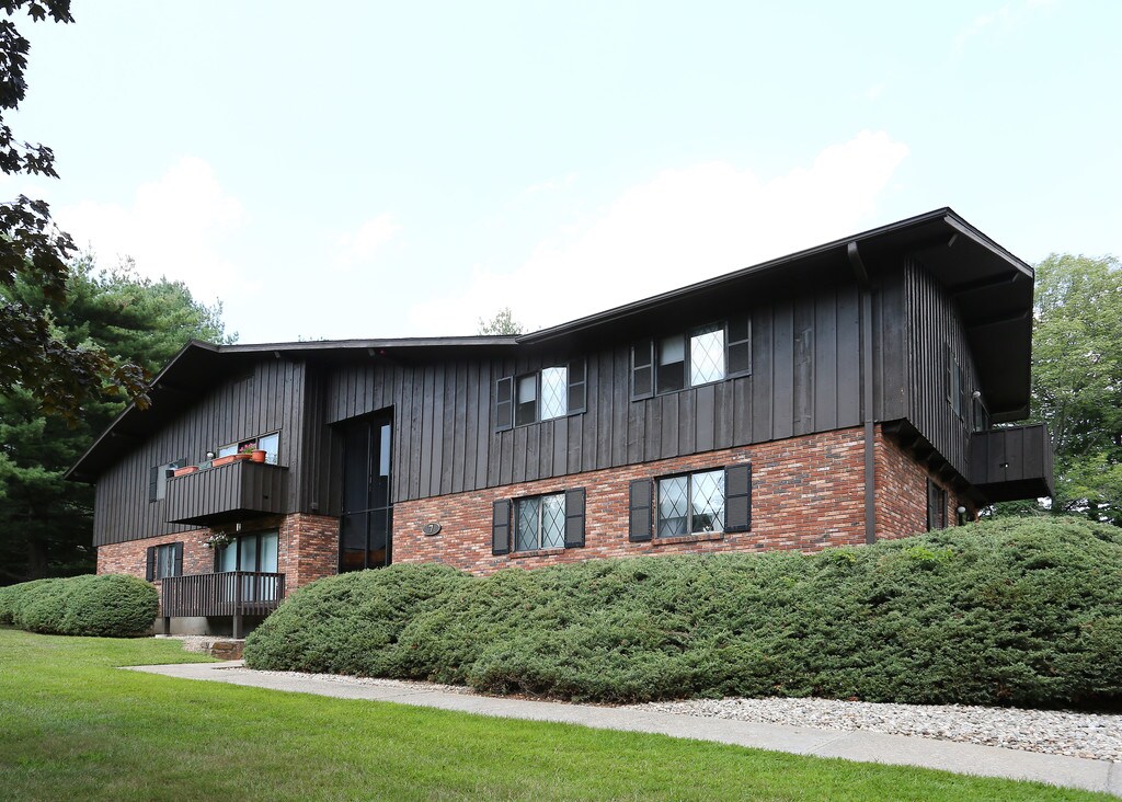 Fennwoode Apartments in Newington, CT