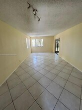 189 Lakeview Dr in Weston, FL - Building Photo - Building Photo