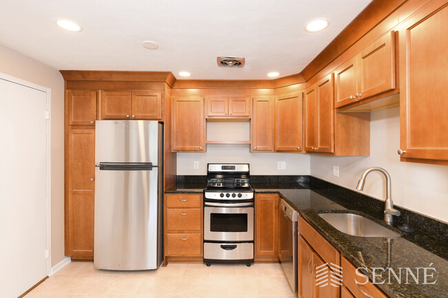 2192 Massachusetts Ave, Unit 12 in Cambridge, MA - Foto de edificio - Building Photo