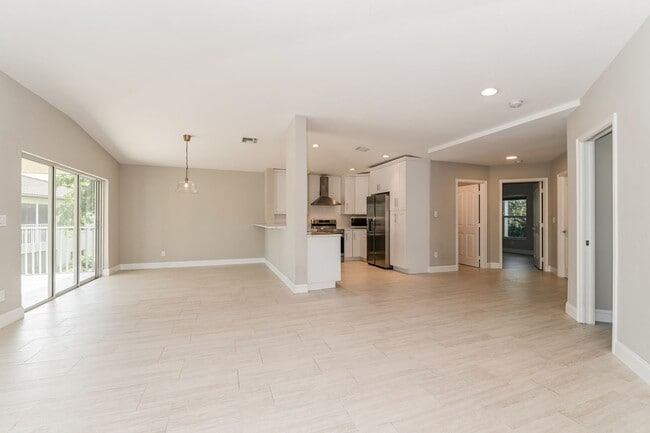 900 Diamond Cir in Naples, FL - Building Photo - Building Photo