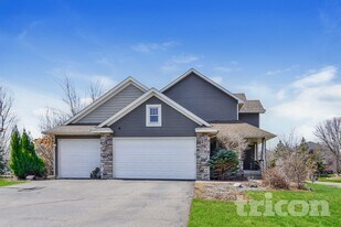 606 Lincoln Dr NE in Saint Michael, MN - Building Photo