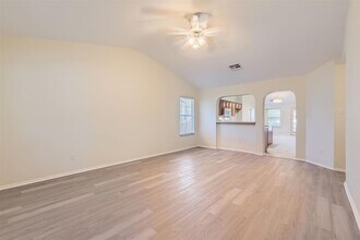 716 Scheel Rd in Kyle, TX - Foto de edificio - Building Photo