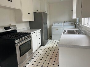 330 Ash Ave in Carpinteria, CA - Building Photo - Building Photo