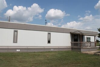 5259 Fm 156 in Krum, TX - Foto de edificio - Building Photo
