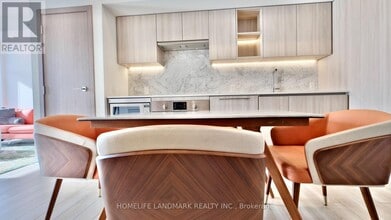 17 Bathurst St in Toronto, ON - Building Photo - Building Photo