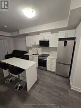 715 Davis Dr in Newmarket, ON - Building Photo - Building Photo