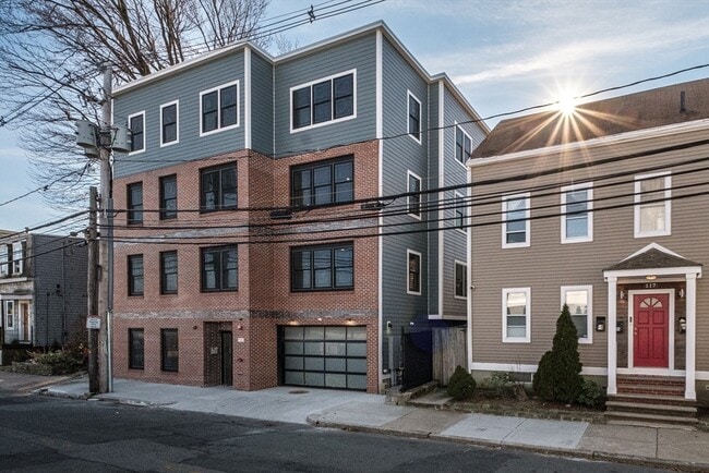 125 Addison St, Unit #1 in Boston, MA - Foto de edificio - Building Photo