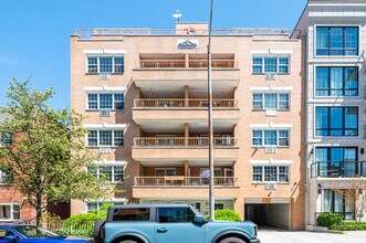 2325 30th Dr in Astoria, NY - Foto de edificio - Building Photo