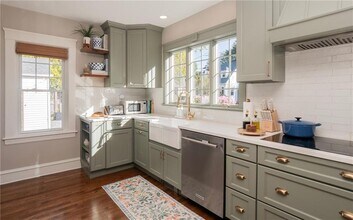 26 Vernon Ave in Newport, RI - Building Photo - Building Photo