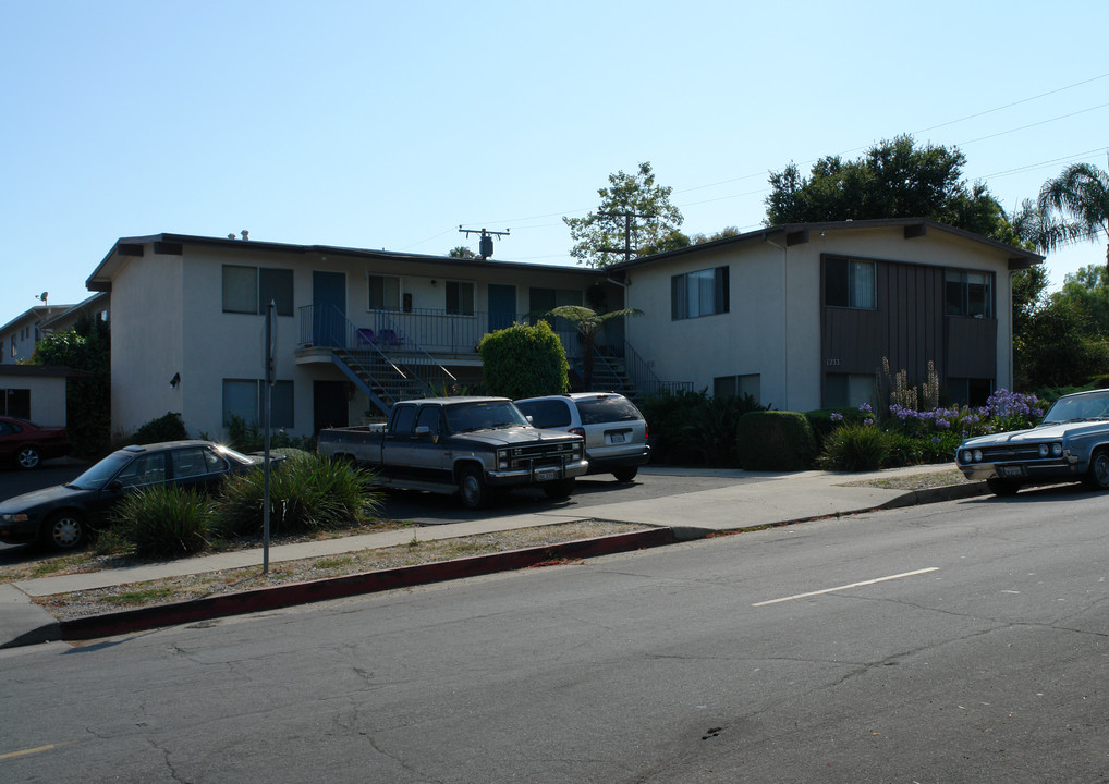 1233 Alta Vista Rd in Santa Barbara, CA - Building Photo