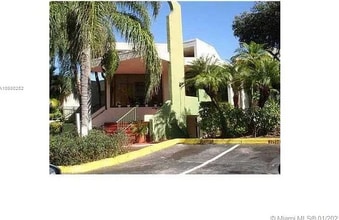 8830 Fontainebleau Blvd in Miami, FL - Building Photo - Building Photo