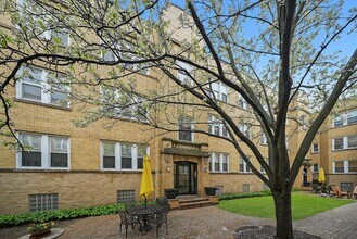 1338.5 W Estes Ave in Chicago, IL - Building Photo - Building Photo