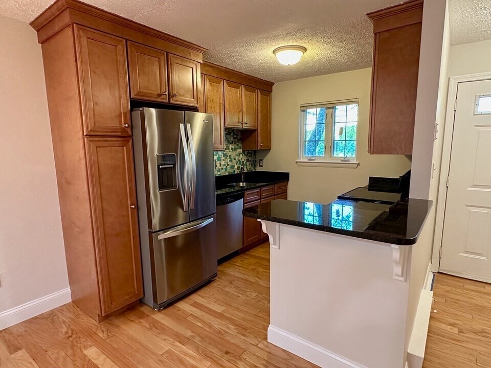 10 Janet Rd in Easton, MA - Building Photo