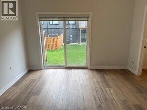 40 Capstone Ln in Hamilton, ON - Building Photo - Building Photo