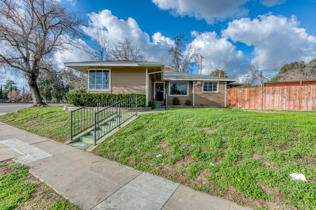 707 E Shields Ave in Fresno, CA - Building Photo