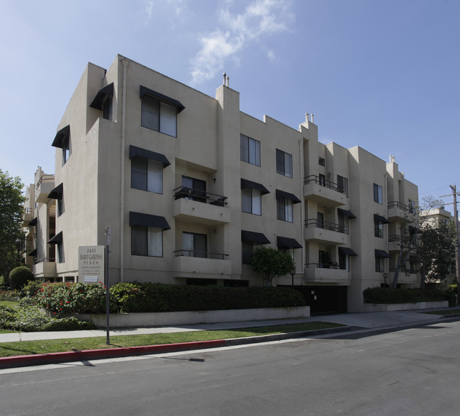 Barry Gardens Plaza Apartments in Los Angeles, CA - Foto de edificio - Building Photo