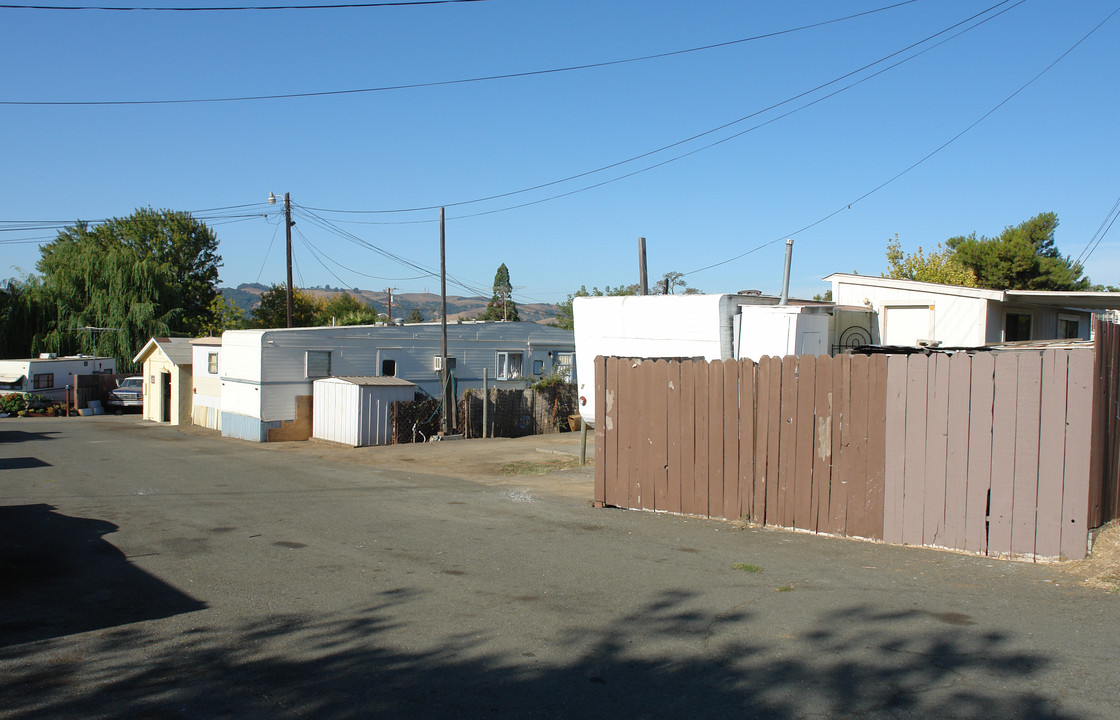 690 Military East St in Benicia, CA - Foto de edificio