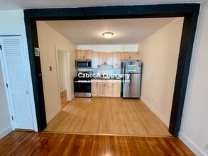 19 Roberts St, Unit 4 in Brookline, MA - Foto de edificio - Building Photo