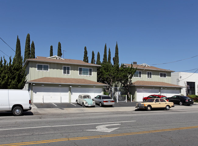 6823-6827 Hayvenhurst Ave in Van Nuys, CA - Building Photo - Building Photo