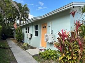 10281-10283 Carolina St in Bonita Springs, FL - Building Photo