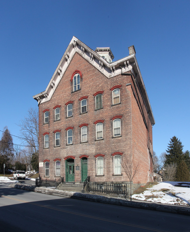 213 Partition St in Saugerties, NY - Building Photo - Building Photo