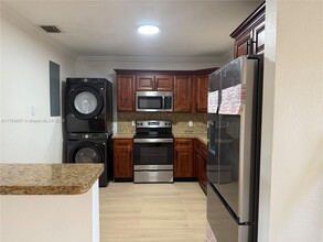 7825 Kismet St in Miramar, FL - Foto de edificio - Building Photo