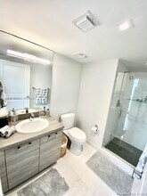 400 Sunny Isles Blvd, Unit 915 in Sunny Isles Beach, FL - Foto de edificio - Building Photo