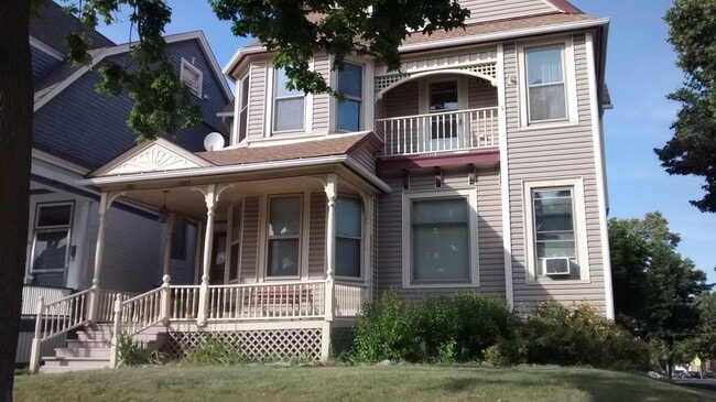 1562 E Irving Plz, Unit Lower Front 1 bedroom in Milwaukee, WI - Building Photo - Building Photo