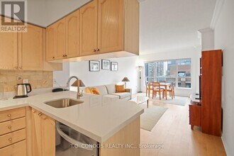 909 Bay St. in Toronto, ON - Building Photo - Building Photo