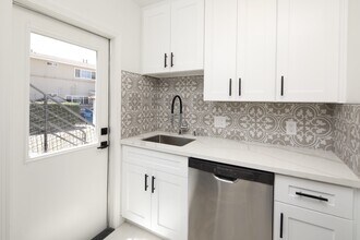 Las Palmas Apartments in San Diego, CA - Building Photo - Building Photo