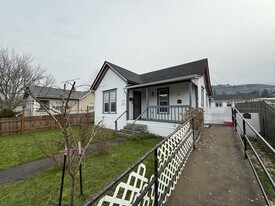 1321 SE Mill St in Roseburg, OR - Building Photo
