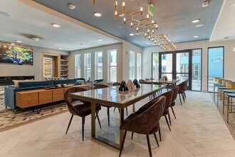 Alexan Riverside in Austin, TX - Foto de edificio - Building Photo