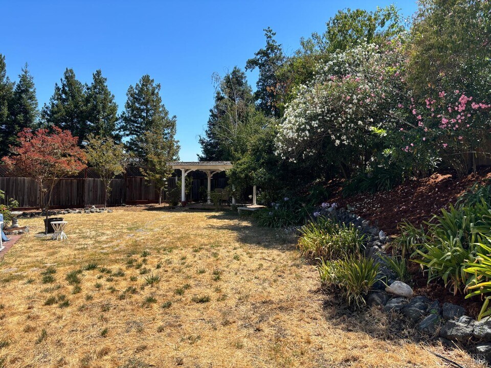 9587 Wellington Cir in Windsor, CA - Foto de edificio