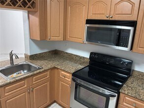 6051 10th Ave N in Greenacres, FL - Building Photo - Building Photo