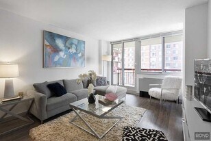 1040-40 River Rd in New York, NY - Building Photo