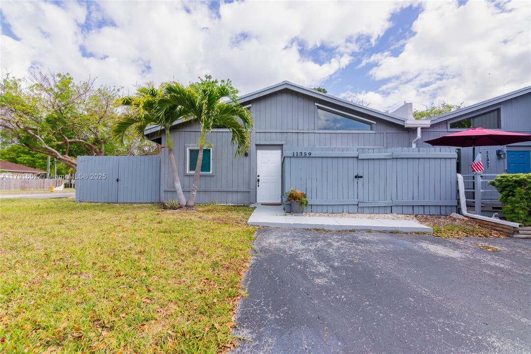 11359 SW 112th Cir Ln N in Miami, FL - Building Photo