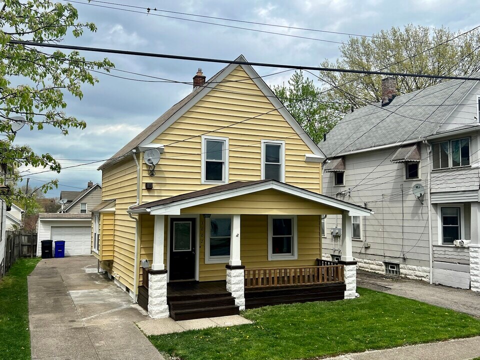3002 Roanoke Ave in Cleveland, OH - Building Photo