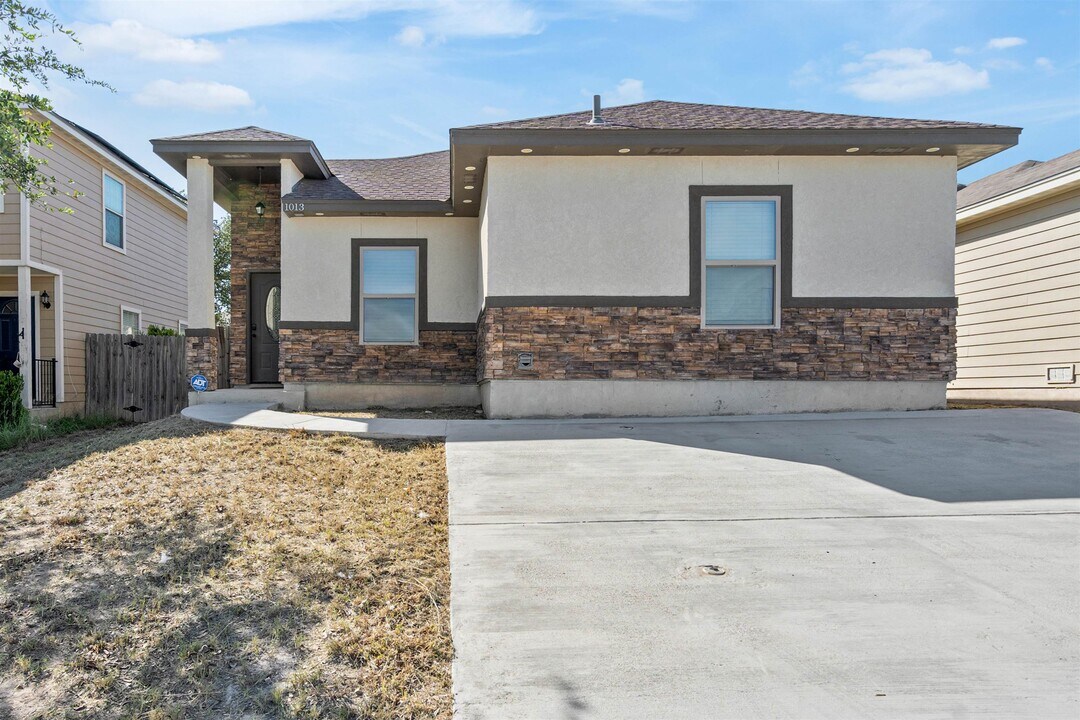 1013 Tesoro Hills in Del Rio, TX - Building Photo