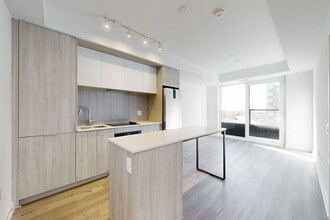 395-395 Square One Dr in Mississauga, ON - Building Photo - Building Photo