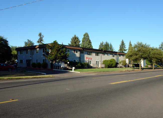 The Pines Apartments in Salem, OR - Building Photo - Building Photo