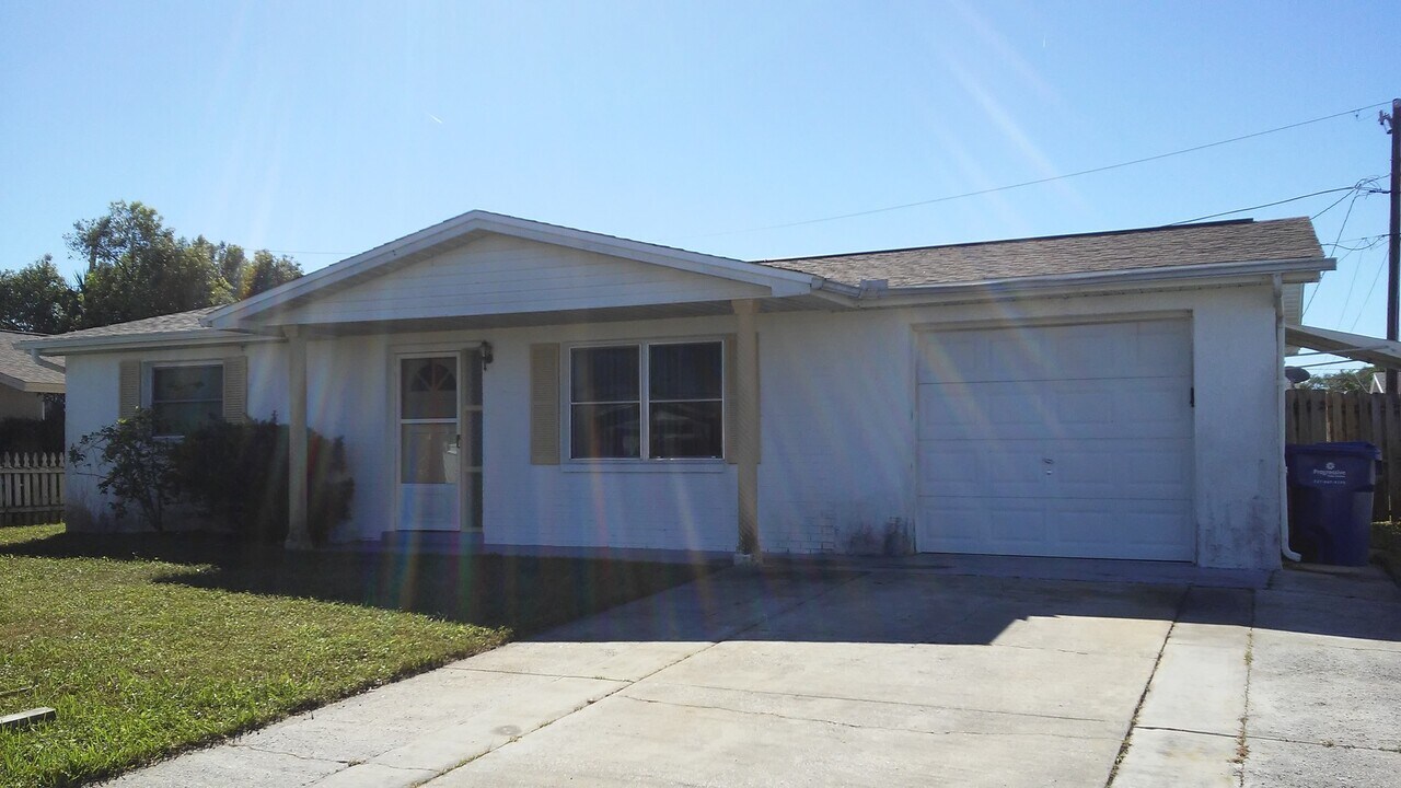 1423 Classic Dr in Holiday, FL - Building Photo