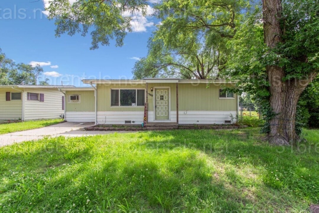 6300 N East Park View St in Park City, KS - Building Photo