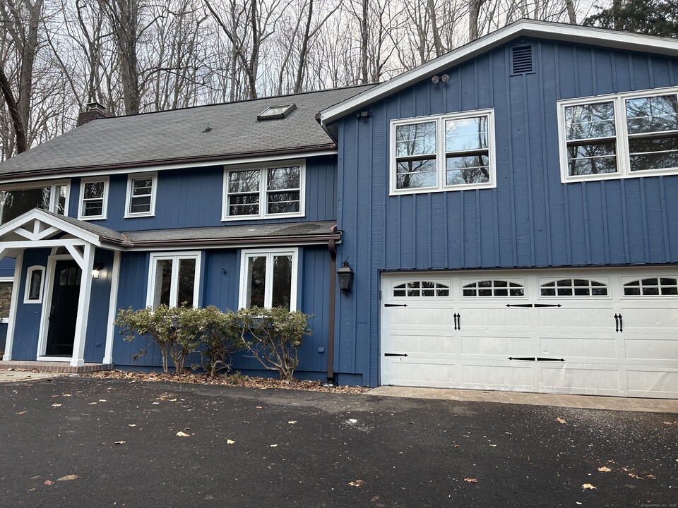 11 Dogwood Dr in Ridgefield, CT - Building Photo