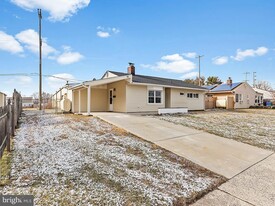 10 Blue Ridge Dr in Levittown, PA - Building Photo