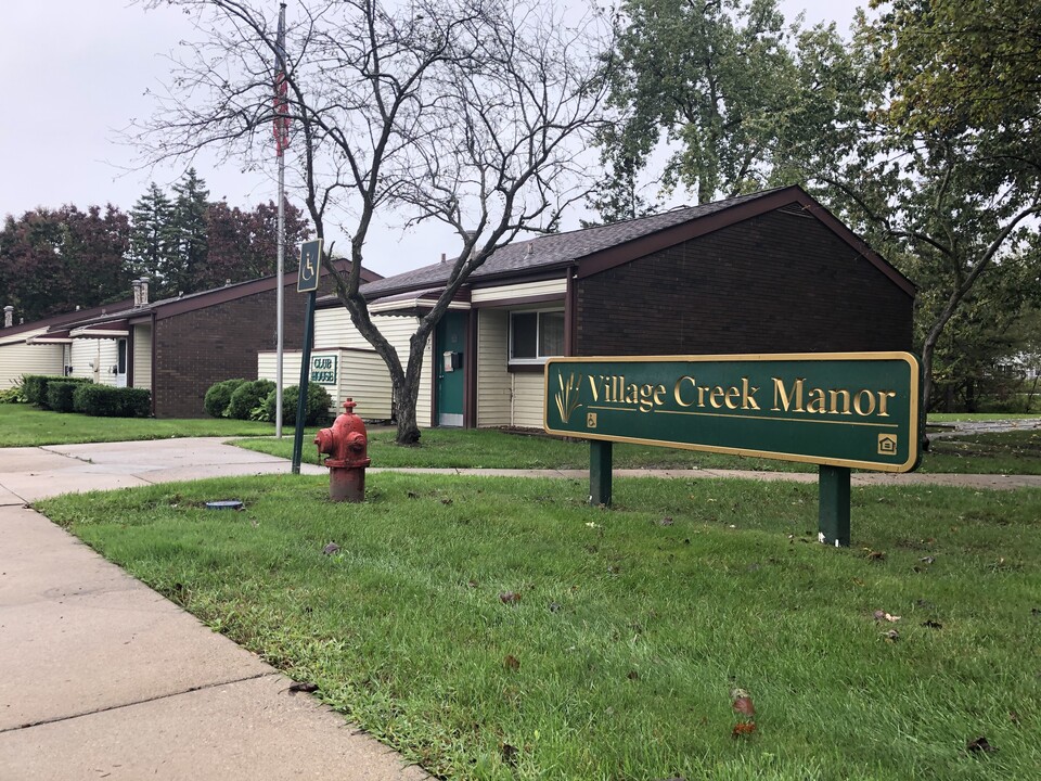 Village Creek Manor in Lake Orion, MI - Building Photo