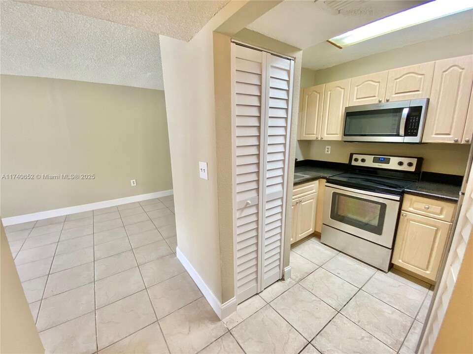 8145 NW 7th St, Unit 103 in Miami, FL - Building Photo