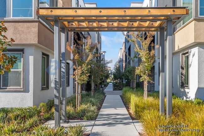 25390 Parklane Dr in Hayward, CA - Foto de edificio - Building Photo